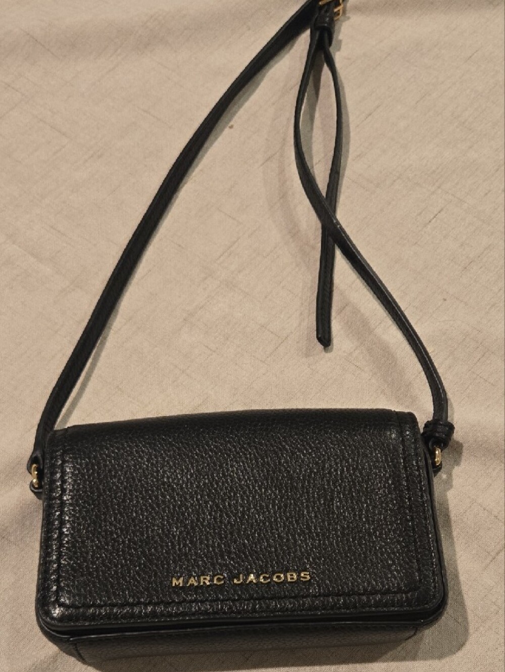 Marc Jacobs Black Pebbled Leather Crossbody Bag with Gold Logo - Picture 2 of 5